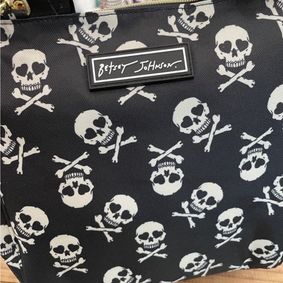 BETSEY JOHNSON BLACK SKULL INSULATED LUNCH TOTE NWT - Picture 3 of 10